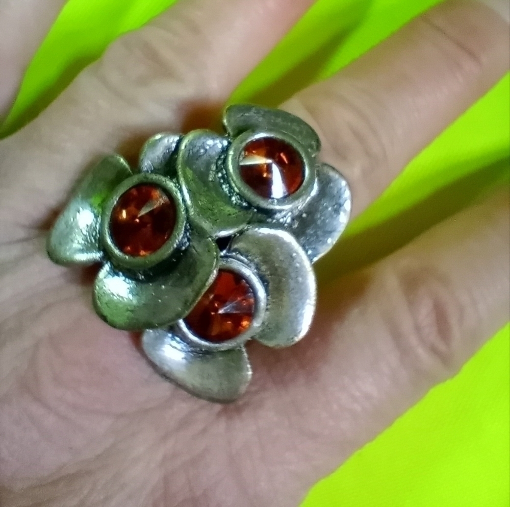 Silvertone amber color Rivoli flower 🌸 floral stretch adjustable ring